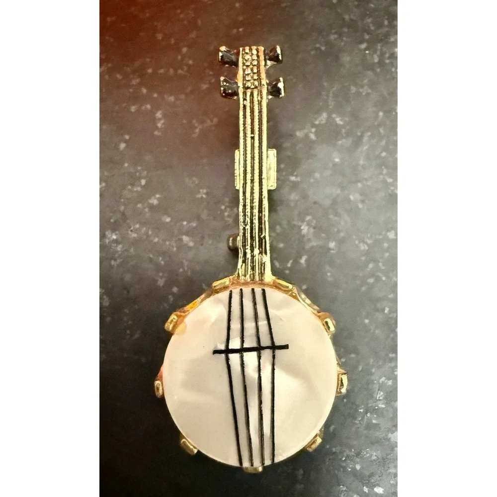 Vintage Banjo Pin , (Vintage hard Enamel Pin) (**)